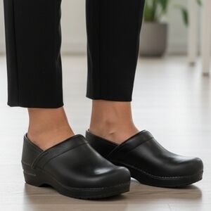 Sanita Original Professional Black Leather Clogs - Women's EU 39 / US 8-8.5